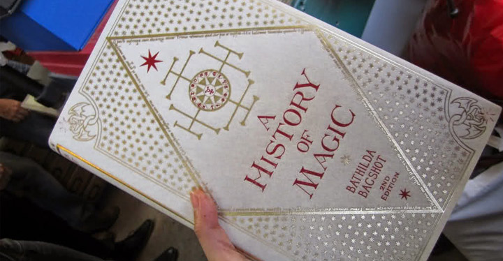 หนังสือประวัติศาสตร์เวทมนตร์ โดย บาธิลดา แบ็กช็อต
