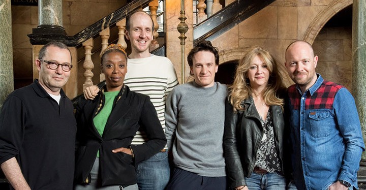 นักแสดงและทีมงานละครเวที “Harry Potter and the Cursed Child.” Colin Callender (ผู้จัดละครเวที) Noma Dumezweni (เฮอร์ไมโอนี่); Jack Thorne (ผู้เขียนบท); Jamie Parker (แฮร์รี่); Sonia Friedman (ผู้จัดละครเวที); และ John Tiffany (ผู้กำกับ) ตามลำดับ