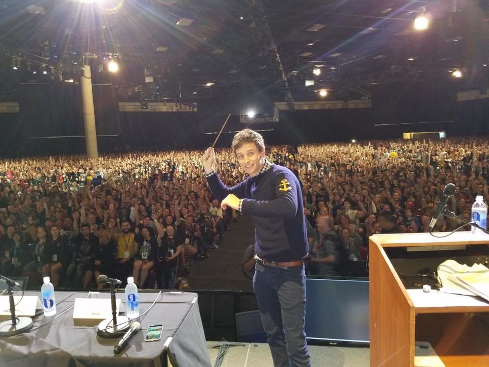 ภาพจาก San Diego Comic-Con เมื่อ เอ็ดดี้ เรดเมย์น ชวนผู้ชมกว่าหกพันคนเสกคาถา ลูมอส แม็กซิม่า ด้วยไม้กายสิทธิ์ของนิวท์ สคามันเดอร์