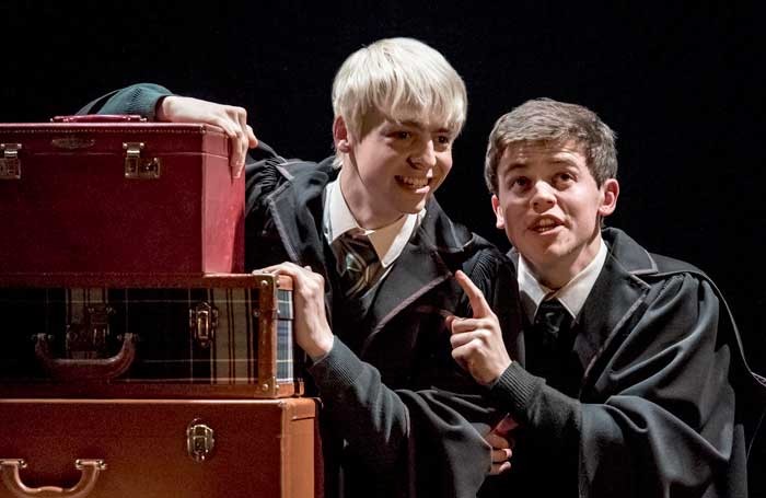 สกอร์เปียส มัลฟอย (Anthony Boyle) และ อัลบัส พอตเตอร์ (Sam Clemmett)