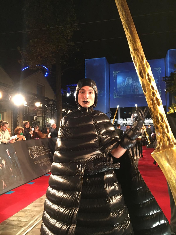 Ezra Miller รับบท ครีเดนซ์ แบร์โบน
