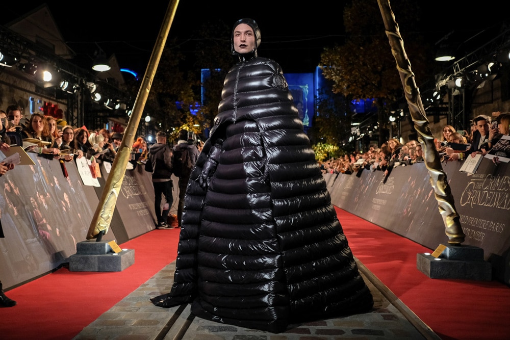 Ezra Miller รับบท ครีเดนซ์ แบร์โบน