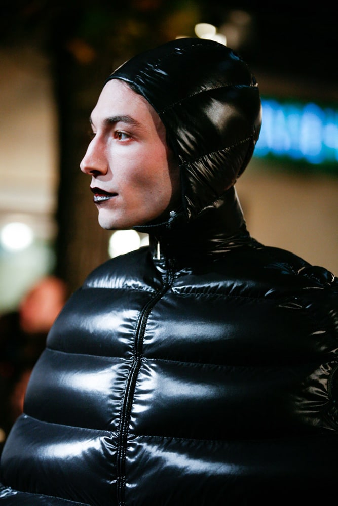 Ezra Miller รับบท ครีเดนซ์ แบร์โบน