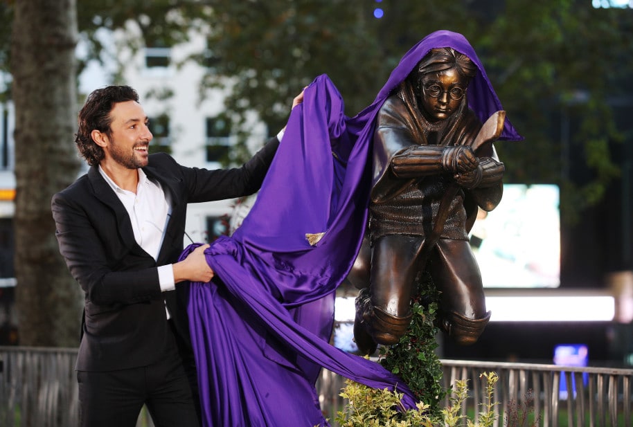 Alex Zane เปิดตัวรูปปั้นทองสัมฤทธิ์แฮร์รี่ พอตเตอร์